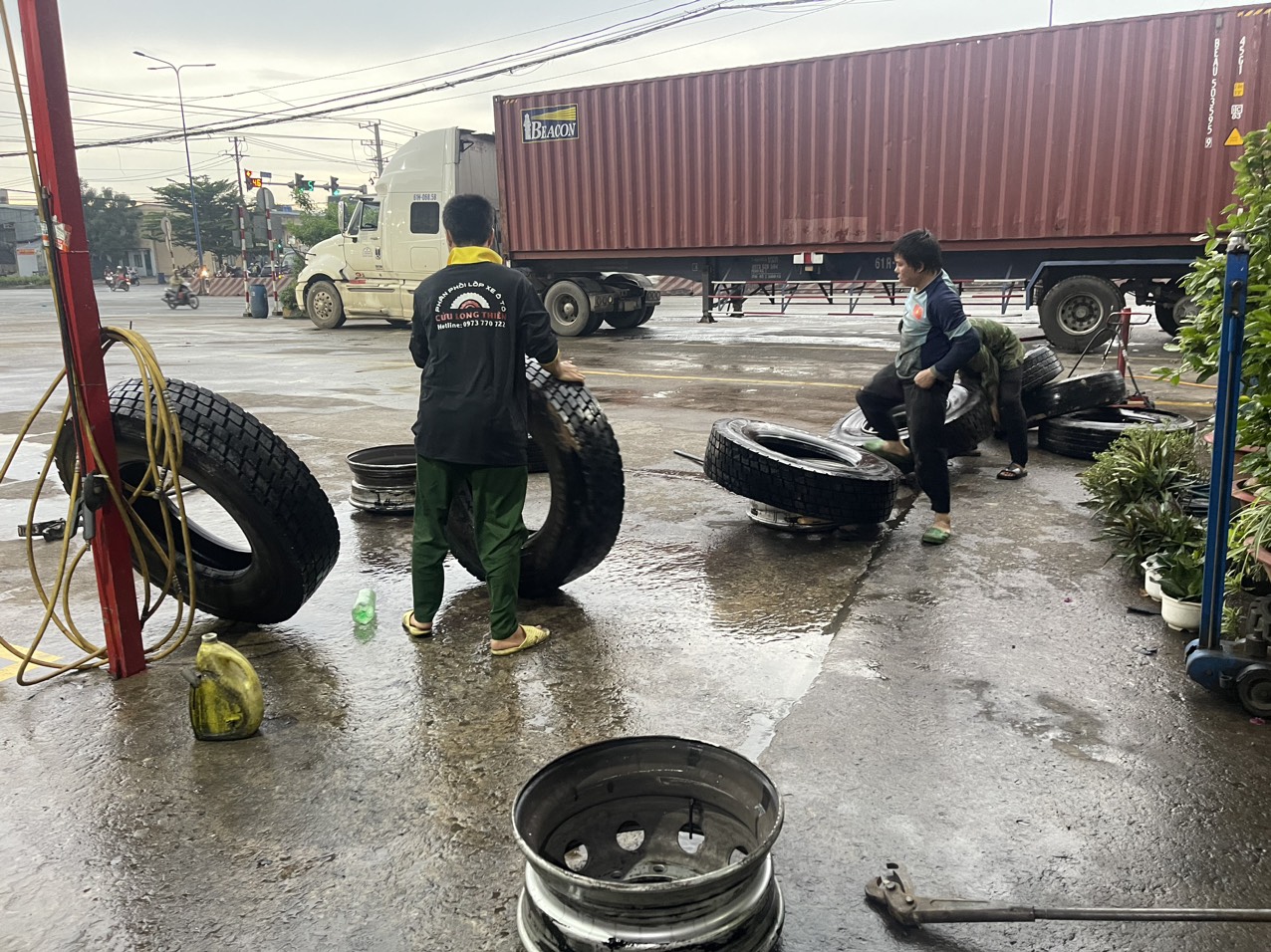 Kỹ Năng Lái Xe An Toàn Khi Đi Cạnh Xe Siêu Lớn: Hướng Dẫn Chi Tiết Cho Mọi Tài Xế